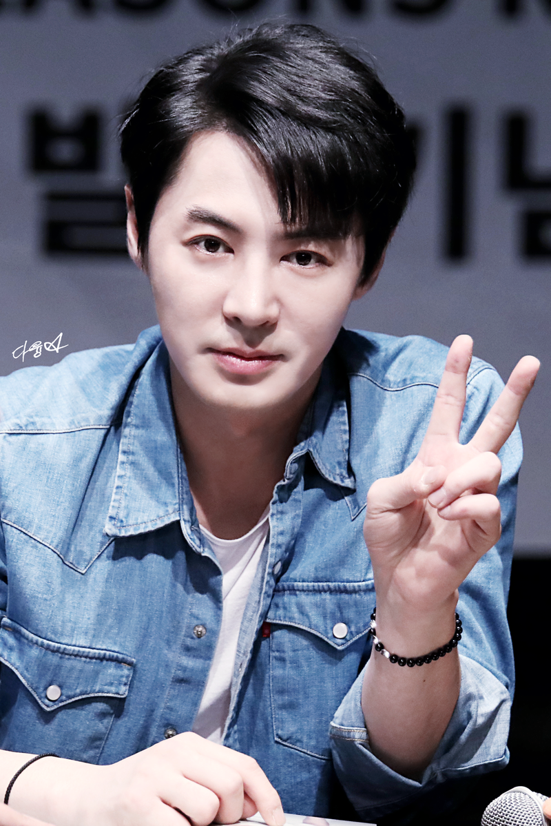 Shinhwa’s Junjin has the extremely rare blood type, B-. His unique blood type has been a hot topic ever since his debut in 1998.