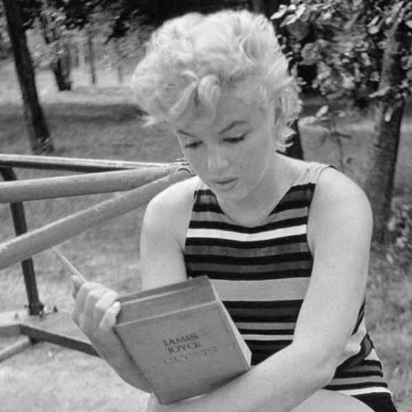 1950s: Marilyn Monroe reading Ulysses