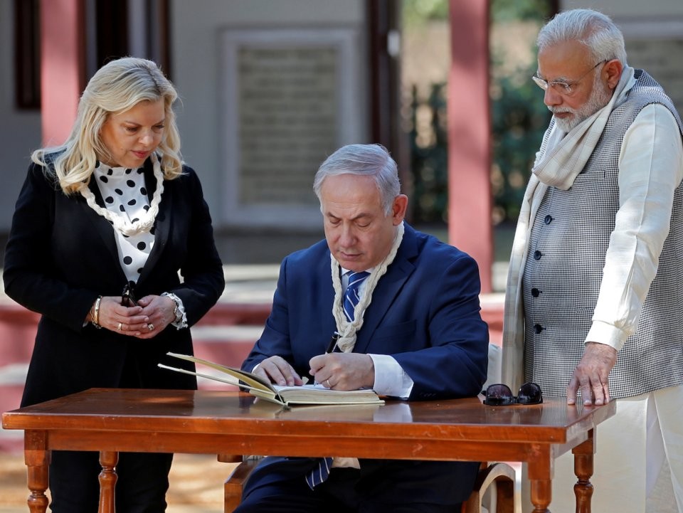 Benjamin Netanyahu, yet another left-handed world leader.