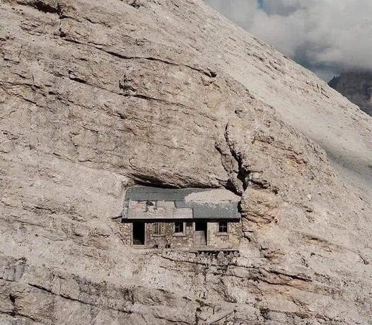 Alpine refuge, located at 2760 meters in Monte Cristallo, Italy.