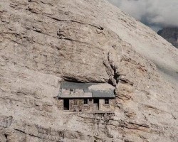 Alpine refuge, located at 2760 meters in Monte Cristallo, Italy.