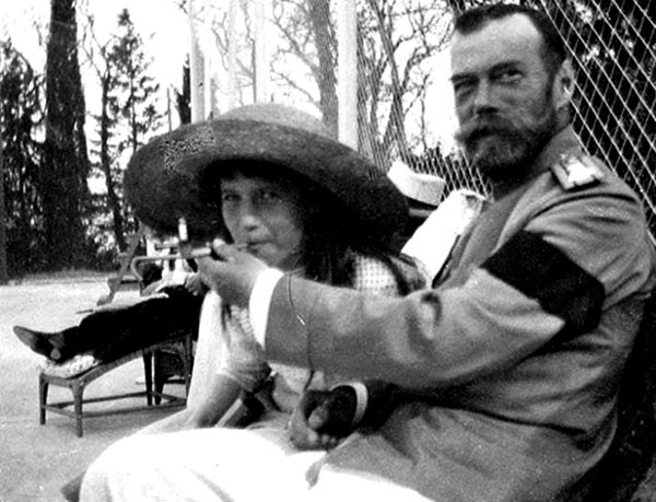 Princess Anastasia smoking with her father, Tsar Nicholas II - 1916