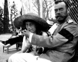 Princess Anastasia smoking with her father, Tsar Nicholas II - 1916